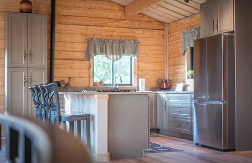 Palmer Cabin | Luxurious Cabin in Alaska w/Hot Tub & Cedar Sauna