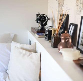 Poole Apartment | Luxurious cabin with desk & mini library