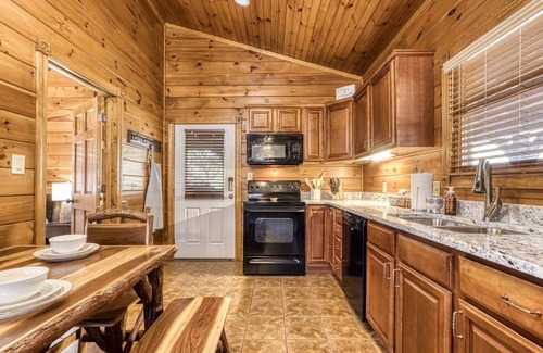 Gatlinburg Cabin | Luxurious cabin with an amazing wooded view