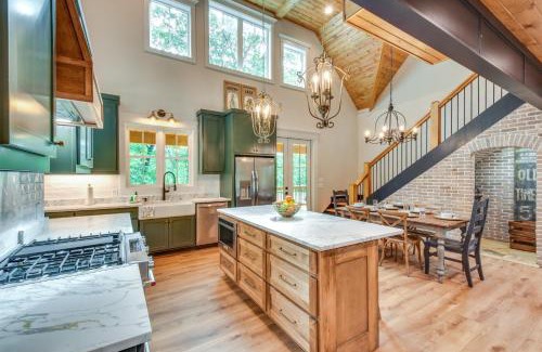 Clarkesville House | Luxurious Clarkesville Cabin with Decks and Fire Pit