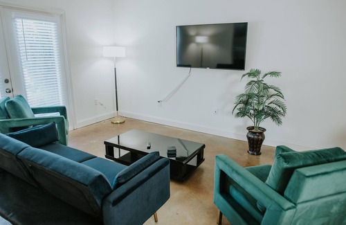 High Point Apartment | ★Luxurious & Comfy ~ Serene Location ~ ♛Royal Beds