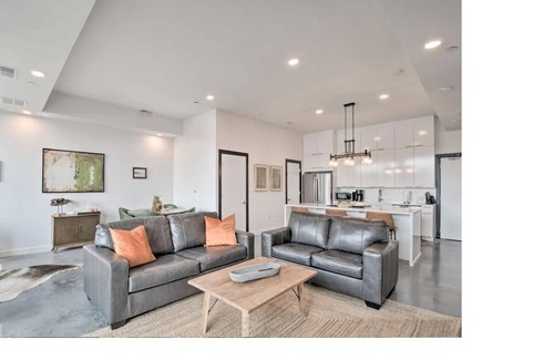 Iowa City Condo | Luxurious Condo in Heart of Downtown Iowa City