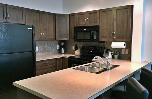 South Pandosy Condo | Luxurious Condo overlooking Playa's quiet 3rd floor courtyard