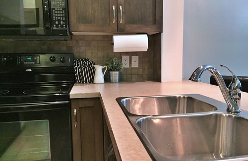 South Pandosy Condo | Luxurious Condo overlooking Playa's quiet 3rd floor courtyard