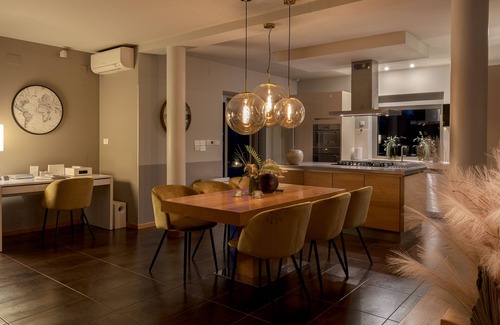 Topid Villa | Luxurious Contemporary Villa, large pool heated 28° - green views