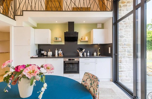 Reville Cottage | Luxurious Converted Barn with Private Garden, Near Beach, Modern Amenities