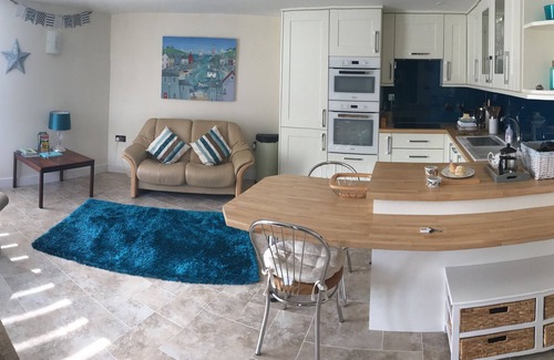 Pentewan Apartment | Luxurious Cornish Holiday let, 4 min stroll to Pentewan beach, village setting.