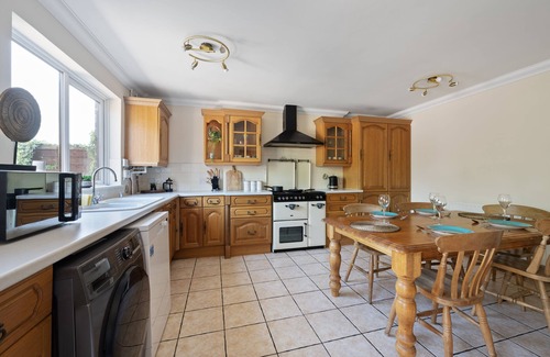 Ipswich Apartment | Luxurious & Cosy 3BR Home Near Ipswich City Centre