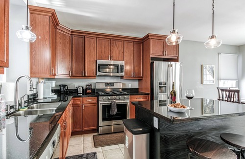 Sudbury House | Luxurious & Cosy Hill Top House with Hot Tub & Best Views of Sunset and City