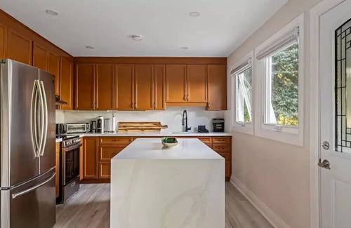 Collingwood Cottage | Luxurious Cottage Across Water!