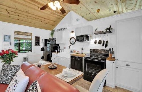 Fredericksburg House | Luxurious Cottage on 3-Acre's in Fred Wine Country