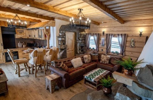 Pcim House | Luxurious cottage with a fireplace in Zawadka