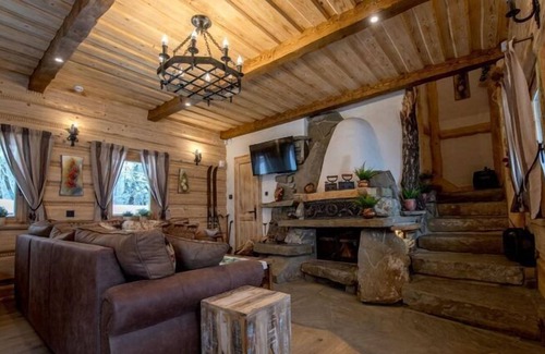 Pcim House | Luxurious cottage with a fireplace in Zawadka