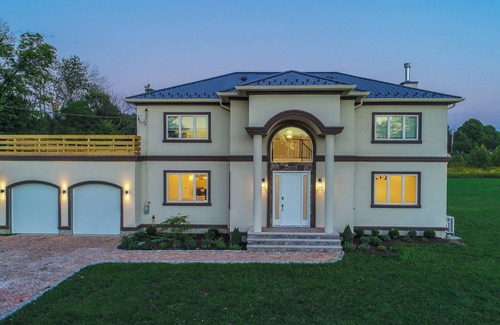 Warwick House | Luxurious Countryside Retreat: 4 Private Baths, Rooftop Deck, Serene Setting