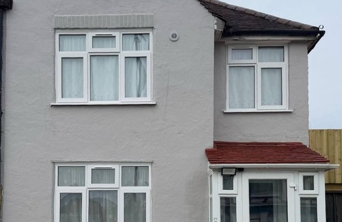 Feltham North House | Luxurious Cozy 4-Bedroom Home near LHR
