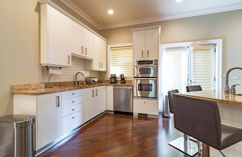 Rush and Division Villa | Luxurious Cozy 4BR 4-Story Gold Coast Villa with Free Parking