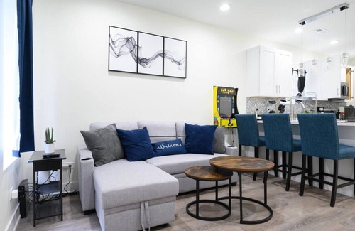 Little Village Apartment | Luxurious, Cozy Beauty 10 min from Downtown Chicago