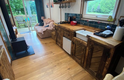 Severn Stoke House | Luxurious cozy converted horsebox retreat