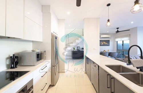 Fannie Bay Apartment | Luxurious & Cozy Retreat ~ Pool ~ Office ~ Parking