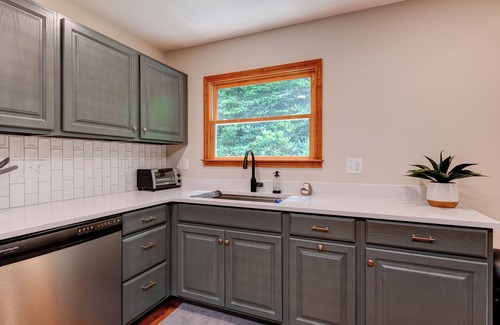 Old Fort Cabin | Luxurious Creekside Retreat - Minutes To Asheville
