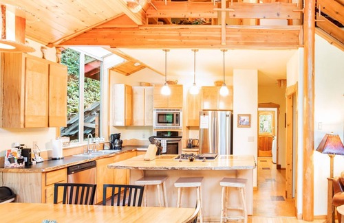 Packwood House | Luxurious Custom Home- Wifi- Hot Tub