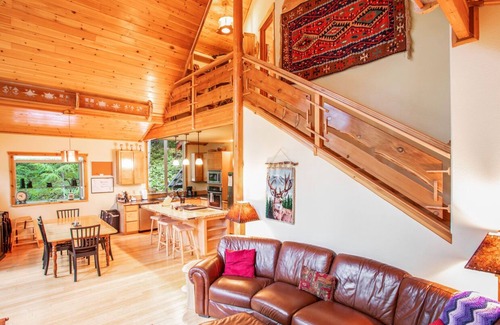 Packwood House | Luxurious Custom Home- Wifi- Hot Tub