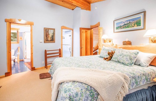 Packwood House | Luxurious Custom Home- Wifi- Hot Tub