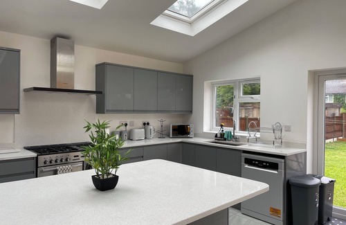 Luton House | Luxurious Detached Holiday House Free Parking Airport Town Centre Railwaystation