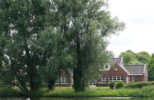 Municipality of Steenbergen House | Luxurious, detached holiday home right by the water