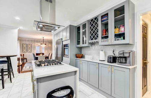 Highland Park House | Luxurious Detroit Home - Walk to Golf & Park!