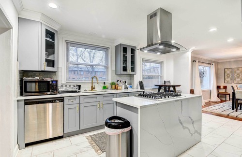 Highland Park House | Luxurious Detroit Home - Walk to Golf & Park!