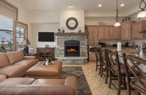 Bear Crossing House | Luxurious Double Master Suites, Stunning Mountain View, Hot Tub & WiFi!