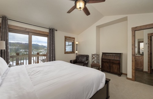 Bear Crossing House | Luxurious Double Master Suites, Stunning Mountain View, Hot Tub & WiFi!