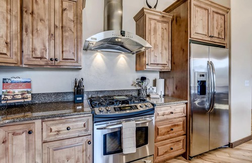 Bear Crossing House | Luxurious Double Master Suites, Stunning Mountain View, Hot Tub & WiFi!