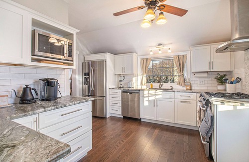 Milford House | Luxurious downtown home w/hot tub