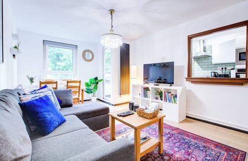 Golborne Apartment | Luxurious Duplex across Portobello Road | 850 sq/ft, A/C, Parking, Flex Check-in