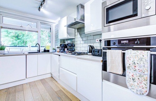 Golborne Apartment | Luxurious Duplex across Portobello Road | 850 sq/ft, A/C, Parking, Flex Check-in