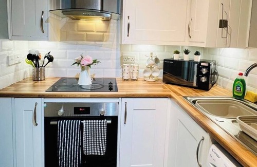 Hawkhead Apartment | Luxurious Ensuite Flat with Free Parking