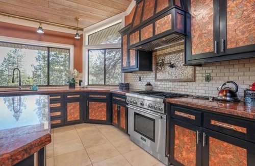 Shaver Lake House | Luxurious Escape-DOUBLE Masters and GOURMET Kitchen with New air conditioning