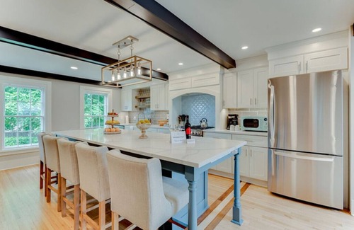 Excelsior Condo | Luxurious Estate Rental: 10 Bedrooms, Sleeps 23—Perfect for Groups & Events!