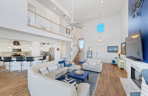 Miramar House | Luxurious, expansive 3 story beachfront house with private access!