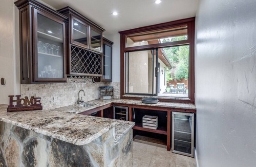 Irving House | Luxurious Expansive 4-Bedroom House Perfect For Family