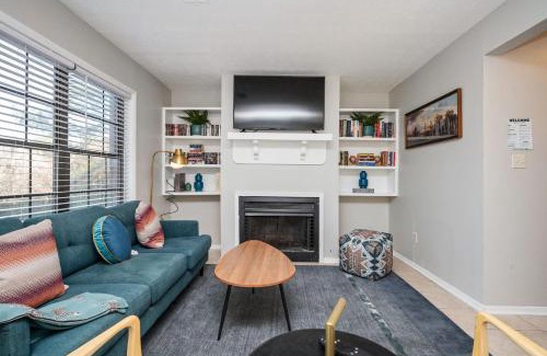 Snellville Apartment | Luxurious Extended Stay Dream~3 Kings~Desks~TV's