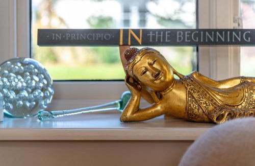 Swallowcliffe House | Luxurious, Fabulous, Fun, Contemporary Suite in Retreat Centre