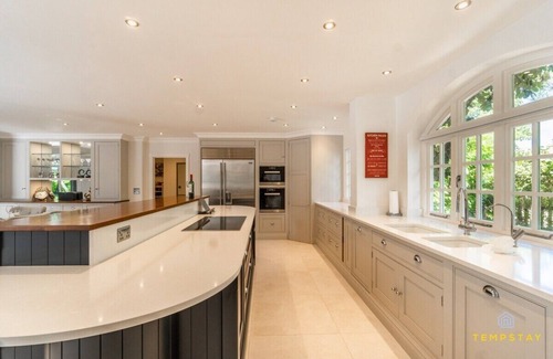 Beaconsfield House | Luxurious Family Getaway in Beaconsfield