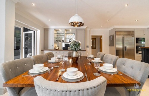 Beaconsfield House | Luxurious Family Getaway in Beaconsfield