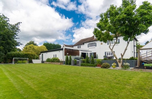 Beaconsfield House | Luxurious Family Getaway in Beaconsfield