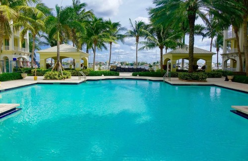 East Ocean Ave Condo | Luxurious, family-friendly 3BR condo on the water