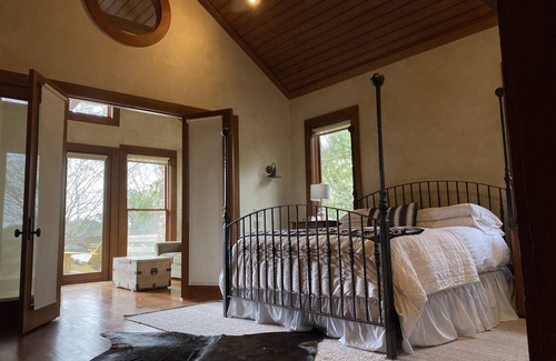 Flora Cabin | Luxurious Family-friendly Lodge Retreat