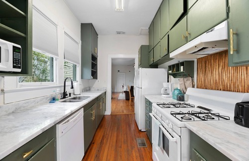 Washington Square House | Luxurious Family Home—Walk to Mardi Gras; Weddings